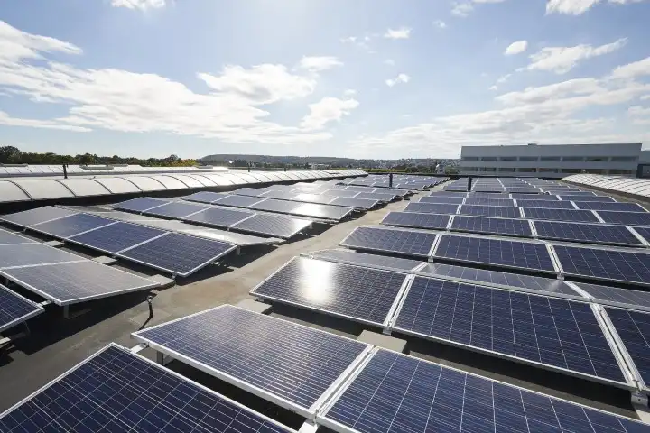 Photovoltaikanlage auf Industriedach zur Nutzung von Solarenergie für nachhaltige Energieversorgung