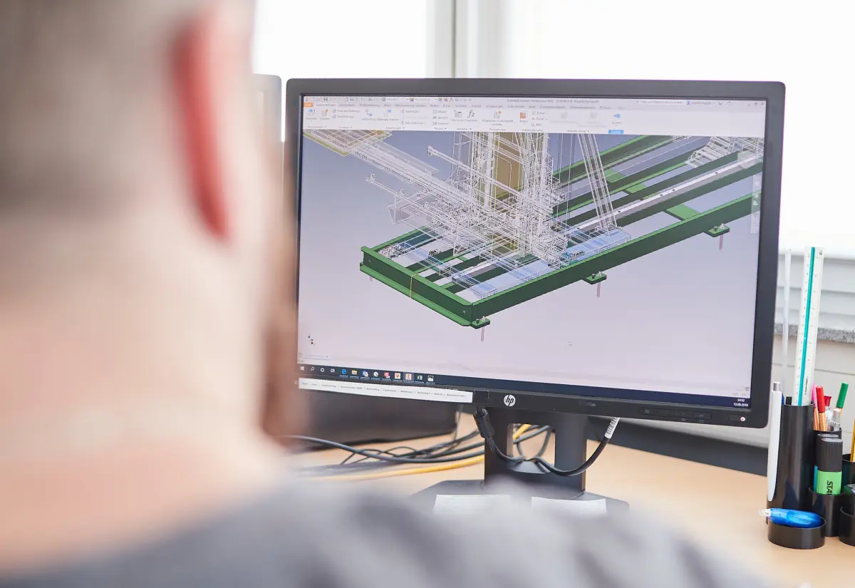 3D-CAD-Modell eines Fördersystems auf Monitor zur Planung und Konstruktion in der Fördertechnik