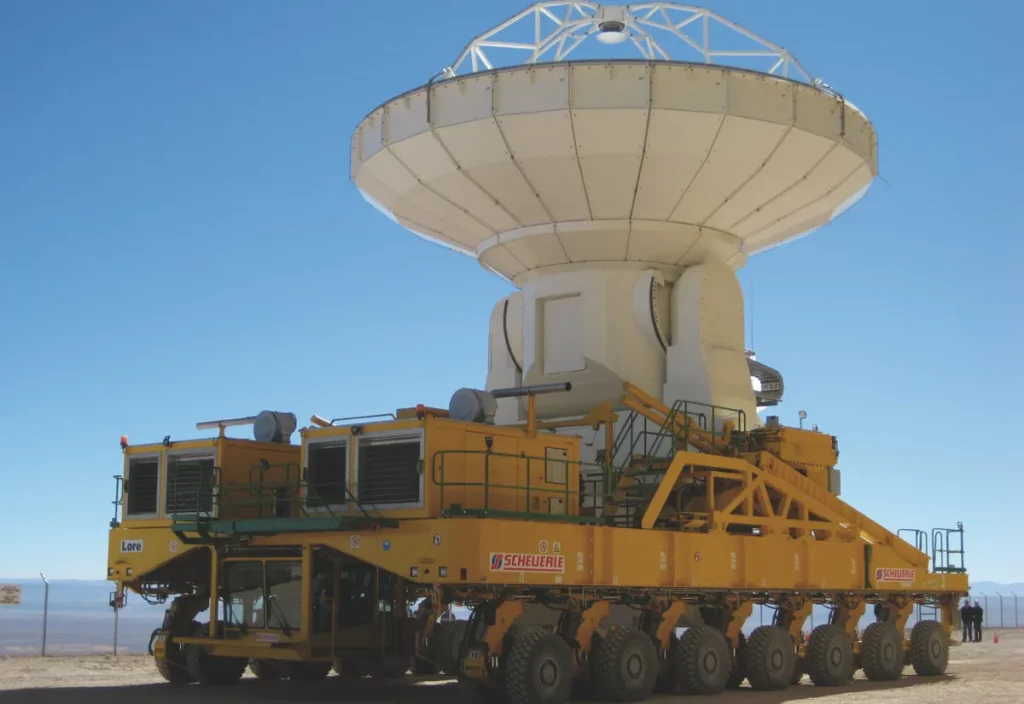 Darstellung der ALMA-Antennenanlage mit Spezialtransporter auf dem Chajnantor-Plateau in Chile