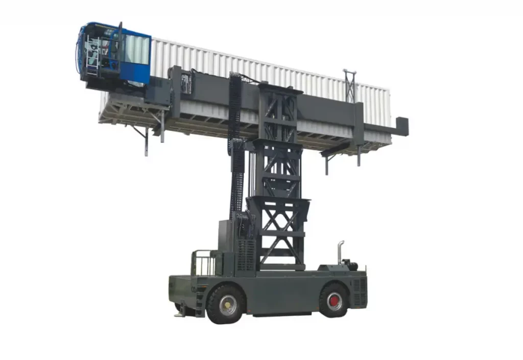 Teleskophubmast für Seitenstapler – ALFATEC Containerlösung Überdimensionaler Seitenstapler mit hydraulischem Teleskophubmast hebt 40-Fuß-Container in das zweite Obergeschoss; mitfahrende Kabine sichtbar.
