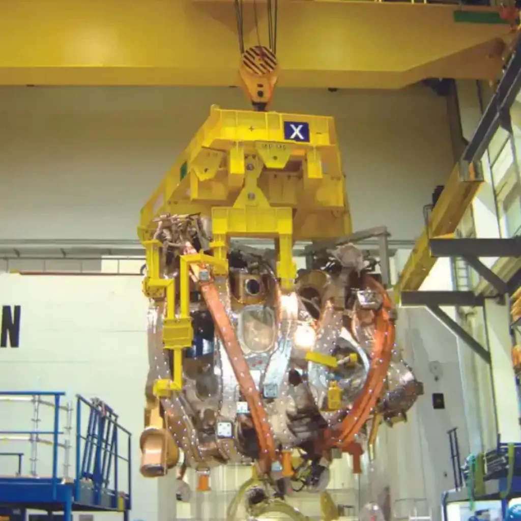 Robuster Linear‑Kreuztisch für Kernfusionsanlagen. Hydraulisch angetrieben, fernsteuerbar und ausgelegt für höchste Lasten in Energieprojekten.