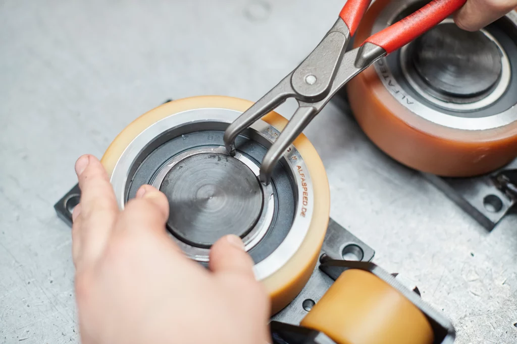 Montage und Justage einer Führungsrolle aus Kunststoff