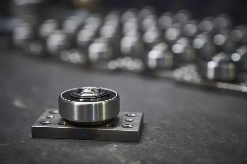 Schwerlast-Führungsrolle aus Metall zur Aufnahme und Bewegung hoher Lasten in Fördersystemen