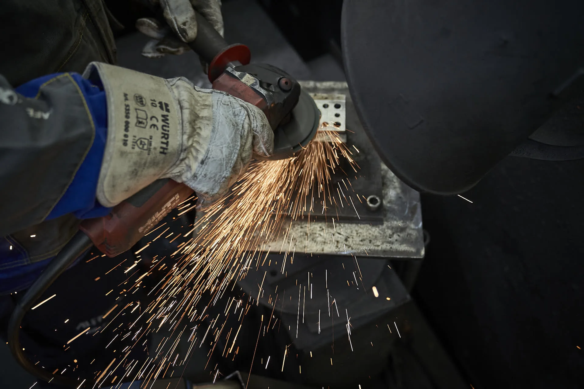 Metallbearbeitung in der industriellen Fertigung mit Fokus auf ressourcenschonende Prozesse