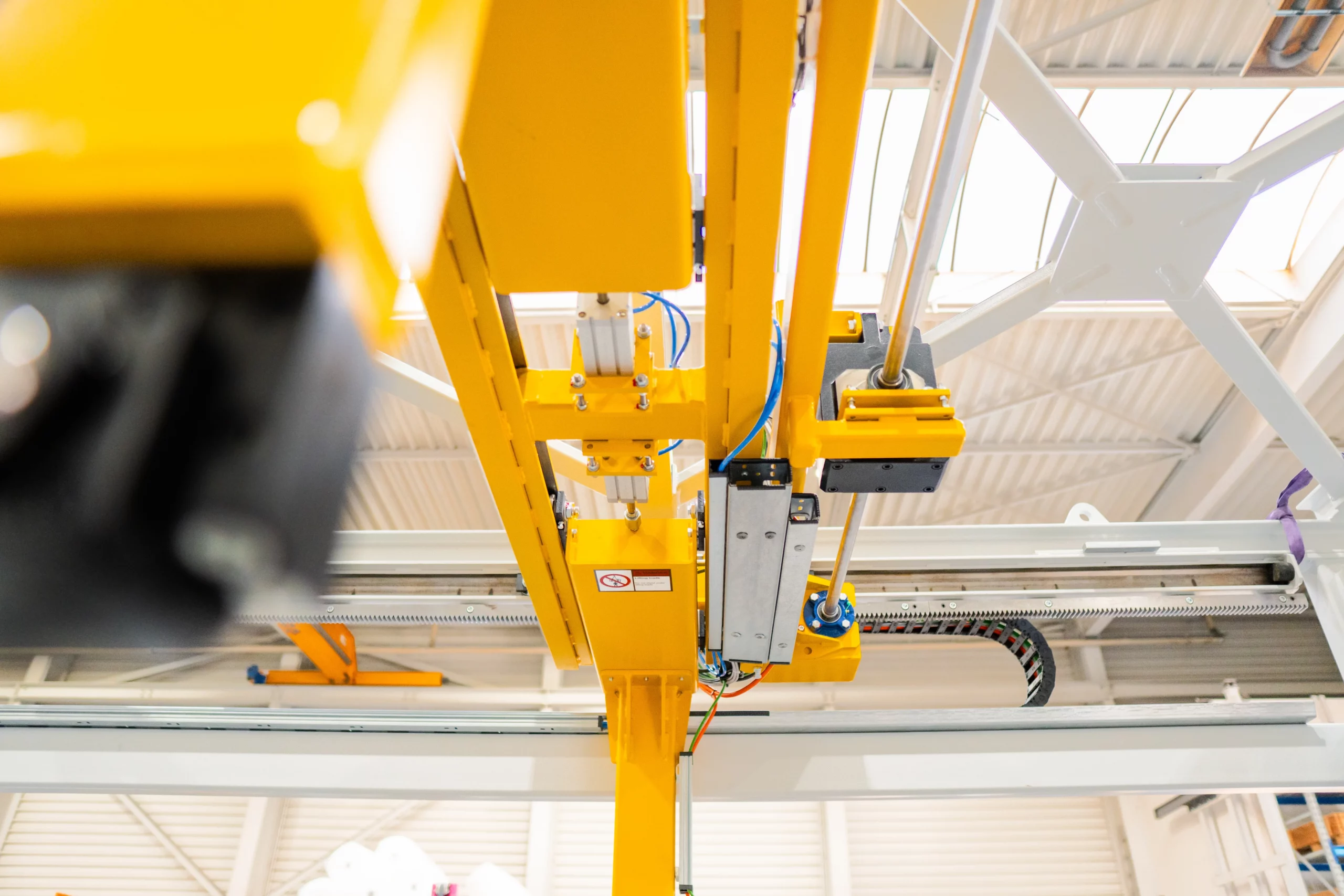 Linearführung und Antriebseinheit eines Fördersystems mit Energiekette in industrieller Anwendung