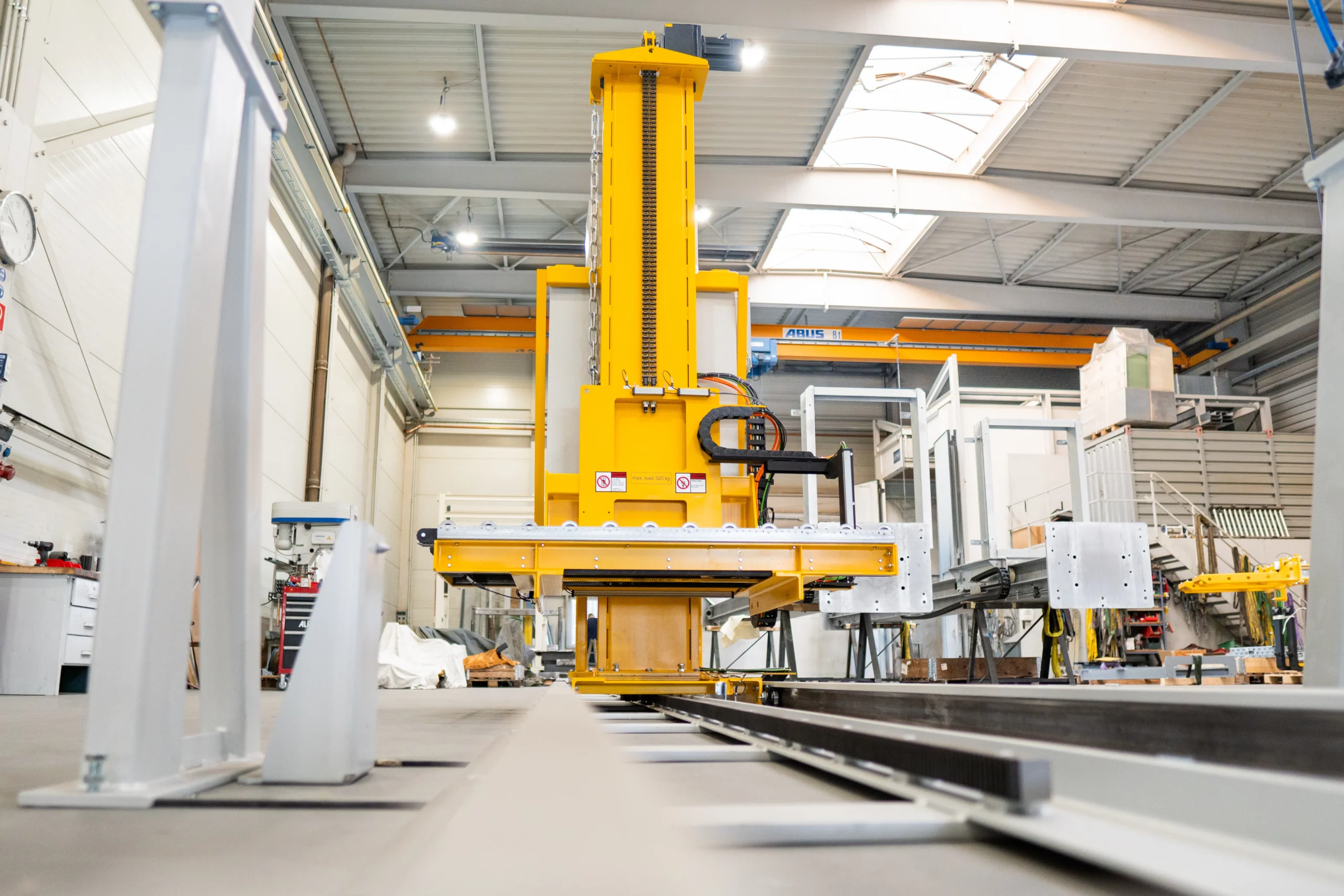 Automatisiertes Fördersystem mit vertikalem Hub und Greifeinheit für den Materialtransport in der Industrie